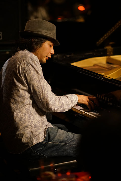 {\i  photo by ISHII Hitoshi